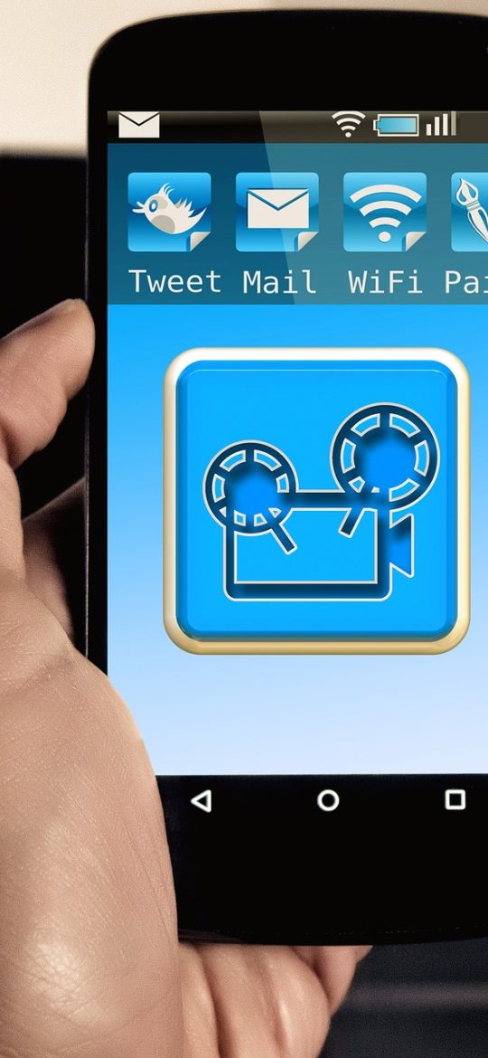 电影先生 App 播放页界面截图，横屏画面占据上半屏，下方是进度条与稍后看按钮，暖橙色控件在暗色底上格外醒目